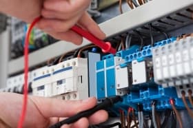 Tecnico al lavoro su un quadro elettrico